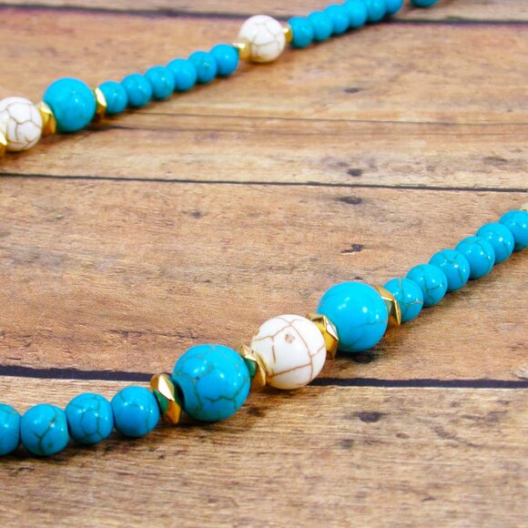 Turquoise and white stone bead necklace mixed with small gold beads. - Picture 6 of 12